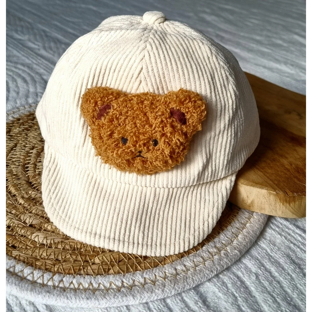 Beige Cordmütze mit Bär