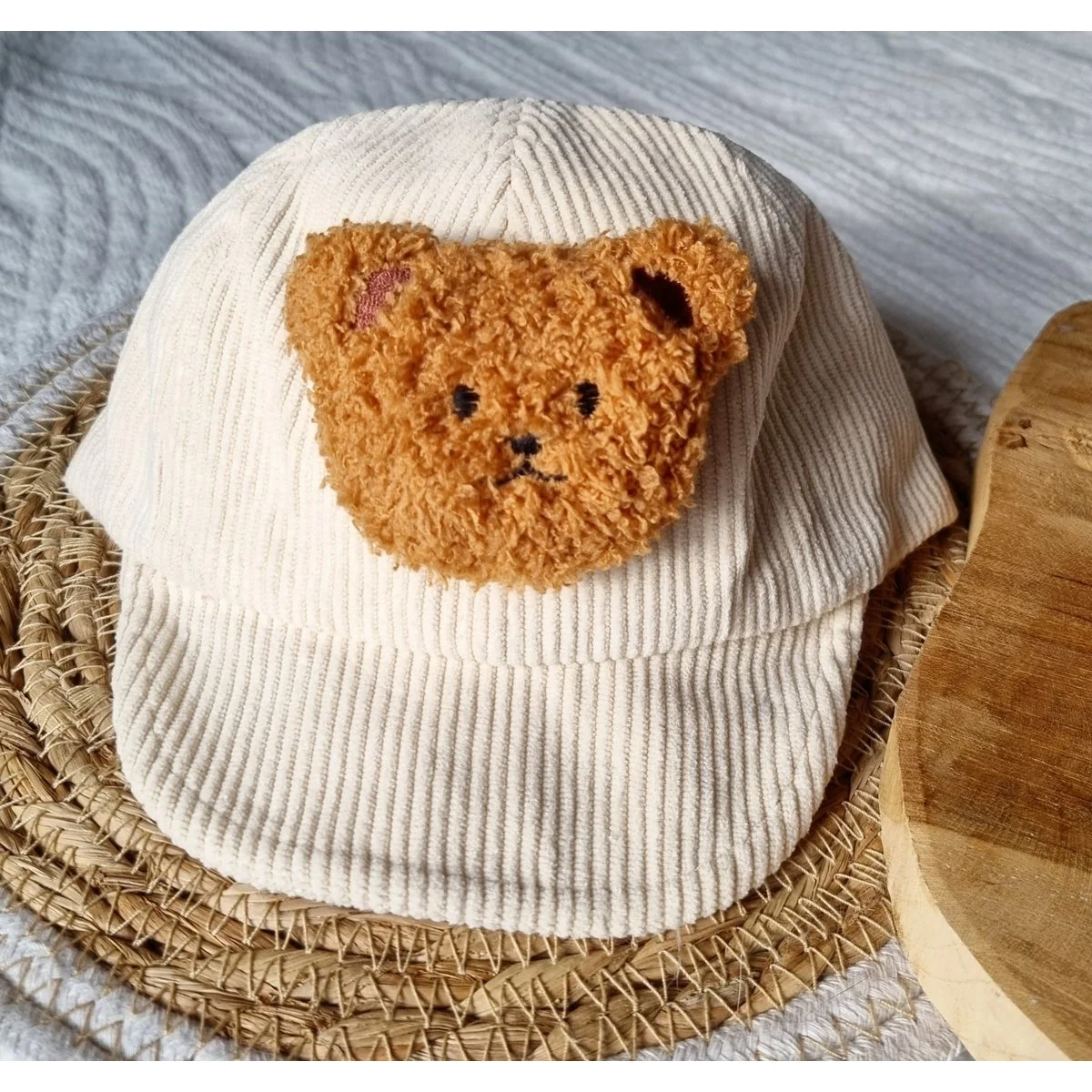 Beige Cordmütze mit Bär