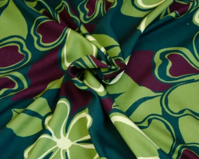 Viskose Kicki (M2857/112)grün lila Blumen Reststück 1,2 x 1,4m