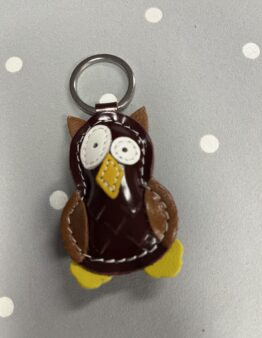 Schlüsselanhänger Eule aus Leder braun glänzend
